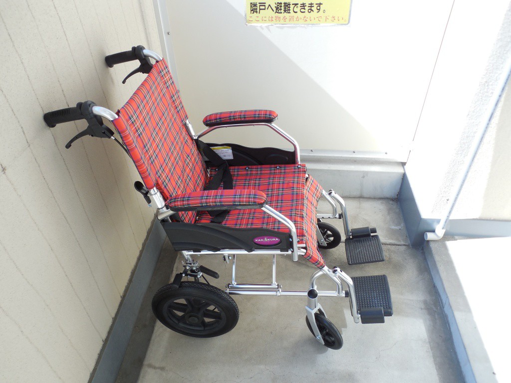 お年寄りには介助用車椅子が便利
